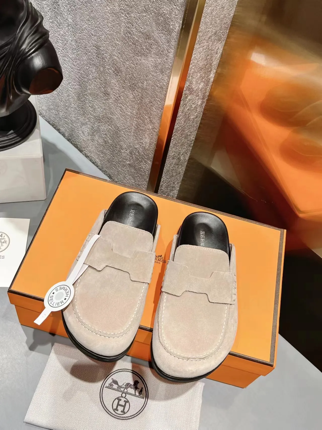 [H Family Hermès] P: 520💰 Size: Male 39-44 (45 customized) Female 35-40 (41 customized) HERMES Hermès' latest couple's cute Birkenstock slippers. Summer really needs versatile slippers. They look good no matter how you match them. They have a casual and high-end feel. The comfort is also great. They are paired with a variety of colorful socks. They are trendy. Hermès 2023 new half slippers are high quality. ●Upper: imported cow suede ●Inner lining: imported sheepskin ●Foot pads: imported mixed sheepskin ●Outsole: Tpu non-slip and wear-resistant outsole